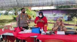 Kapolres Muaro Jambi AKBP Yuyan Priatmaja Saat Meninjau Gerai Vaksinasi di Objek wisata Jambi Paradise di RT 01 Desa Talang Belido, Kec. Sungai Gelam, Minggu (26/12/21). FOTO : HUMAS PMJ
