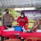 Kapolres Muaro Jambi AKBP Yuyan Priatmaja Saat Meninjau Gerai Vaksinasi di Objek wisata Jambi Paradise di RT 01 Desa Talang Belido, Kec. Sungai Gelam, Minggu (26/12/21). FOTO : HUMAS PMJ
