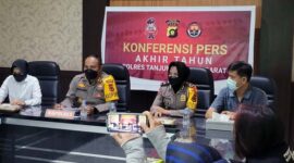 Kapolres Tanjab Barat AKBP Muharman Arta, SIK, didampingi Kasat Reskrim IPTU Septia Intan Putri, STK, SIK, Kasatres Narkoba AKP Tony Ardian LT, Kasatlantas AKP Devita Efrina, SIK saat Press Release Akhir Tahun 2021 di Mako Polres Tanjab Barat, Jum'at (31/12/21). FOTO : Fen/Bas