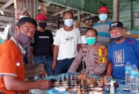 FOTO : Kapolres Tanjab Barat AKBP Guntur Saputro, SIK, MH berdiakusi dengan warga penghoby olahraga catur dari Komunitas PERCASI Tanjab Barat serta penghobi domino di Toko Agam di jalan Pelabuhan Marina Kuala Tungkal, Kamis (03/12/20).