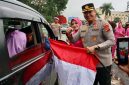 Kapolres Sarolangun AKBP Wendi Oktariansyah, S.I.K., M.H Saat Bagikan Bendera ke Masyarakat, Rabu (13/8/25). FOTO : HMS