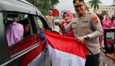 Kapolres Sarolangun AKBP Wendi Oktariansyah, S.I.K., M.H Saat Bagikan Bendera ke Masyarakat, Rabu (13/8/25). FOTO : HMS