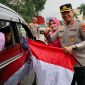Kapolres Sarolangun AKBP Wendi Oktariansyah, S.I.K., M.H Saat Bagikan Bendera ke Masyarakat, Rabu (13/8/25). FOTO : HMS