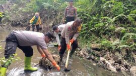 Kapolres Sarolangun AKBP Imam Rachman Saat Turun di Aliran Sungai Beringin Sarolangun. FOTO : Dhea/Hms