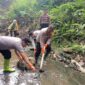Kapolres Sarolangun AKBP Imam Rachman Saat Turun di Aliran Sungai Beringin Sarolangun. FOTO : Dhea/Hms
