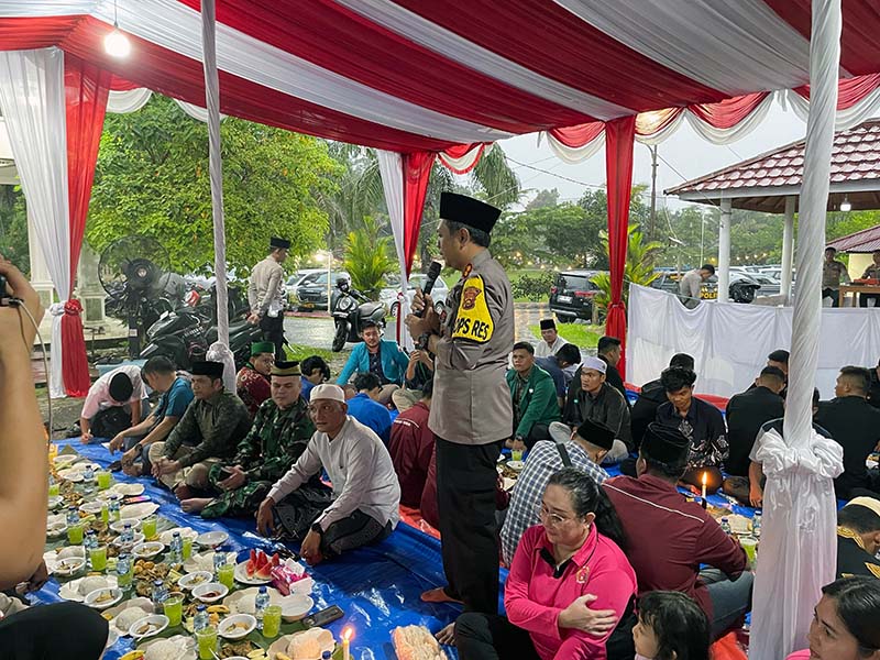 Kapolres Sarolangun AKBP Budi Prasetya Ajak OKP, Mahasiswa dan Eks Geng Motor buka Puasa di Rumah Dinasnya. FOTO : HMS