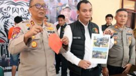 Kapolres Sarolangun AKBP Imam Rachman, SIK didampingi Kabag Ops Kompol A. Bastari Yusuf, Kasi Humas Iptu Rendradi, Kasat Reskrim Iptu Cindo dan Kapolsek bathin VIII AKP Yawan Saat Gelar Pres Rilsi Ungkap Kasus Pencurian Heean Ternak, Selasa (17/5/23). FOTO : Humas