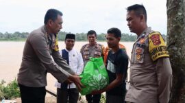 Kapolres Batangahri AKBP Bambang Purwanto, SIKSaat Sarahkan Bantuan Korban Musibah Abrasi di Bajubang Laut, Jumat (24/2/23). FOTO : Humas
