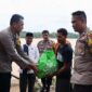 Kapolres Batangahri AKBP Bambang Purwanto, SIKSaat Sarahkan Bantuan Korban Musibah Abrasi di Bajubang Laut, Jumat (24/2/23). FOTO : Humas