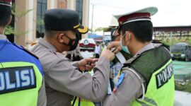 Kapolres Tanjab Barat AKBP Muharman Arta, SIK Menyematkan Pita Tanda Dimulaiinya Operasi Mandiri Kewilayahan Keselamatan Tahun 2022 di halaman Polres Tanjab Barat, Selasa (1/3/22). FOTO : Humas Res TJB