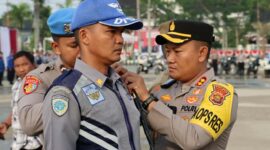 Kapolres Tanjab Barat AKBP Agung Basuki, SIK, MM pasang Tanda Pita kepada Satgas Pengamanan Pilkada 2024. FOTO : Humas