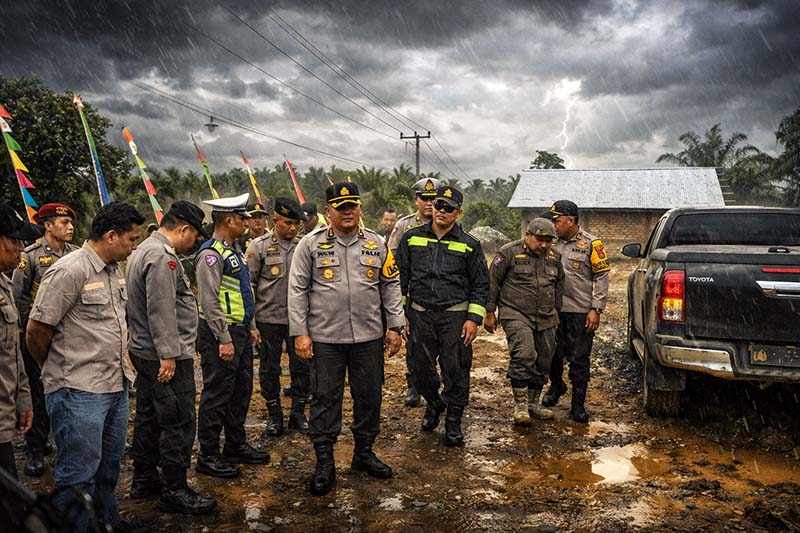 AUDIT KESIAPAN PERSONEL: Kapolres Tanjab Barat AKBP Maulia Kuswicaksono memimpin langsung pengecekan sarana dan fisik personel di Posyan Suban dan Dusun Mudo, Kamis (19/3). Pengecekan intensif ini untuk memastikan kesiapsiagaan total dalam menghadapi lonjakan volume kendaraan di Lintas Timur. (FOTO : HMS RES TJB)