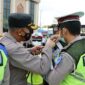 Kapolres Tanjab Barat AKBP Muharman Arta, SIK Menyematkan Pita Tanda Dimulaiinya Operasi Mandiri Kewilayahan Keselamatan Tahun 2022 di halaman Polres Tanjab Barat, Selasa (1/3/22). FOTO : Humas Res TJB
