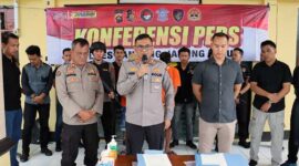 Kapolres Tanjung Jabung Timur AKBP Heri Supriawan, S.I.K didampingi Kasat Reskrim AKP Ridho Prasetya, S.I.K, Kasi Humas Polres Tanjab Timur AKP Darpin dalam pres rilsinya, Selasa (13/6/23). FOTO : Humas RTT