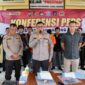 Kapolres Tanjung Jabung Timur AKBP Heri Supriawan, S.I.K didampingi Kasat Reskrim AKP Ridho Prasetya, S.I.K, Kasi Humas Polres Tanjab Timur AKP Darpin dalam pres rilsinya, Selasa (13/6/23). FOTO : Humas RTT
