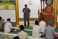 Kapolres Tanjab Timur AKBP Heri Supriawan, S.I.K Saat Sambutan Safari Ramadhan di Masjid Nahdatul Thulab Kec. Sabak Barat Tanjab Timur, Kamis (30/3/23). FOTO : Humas RTT