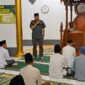 Kapolres Tanjab Timur AKBP Heri Supriawan, S.I.K Saat Sambutan Safari Ramadhan di Masjid Nahdatul Thulab Kec. Sabak Barat Tanjab Timur, Kamis (30/3/23). FOTO : Humas RTT