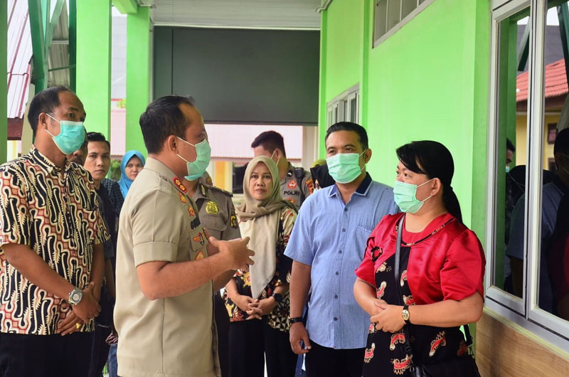 FOTO : Kapolres Tanjab Barat AKBP Guntur Saputro, S.IK, MH Saat Melakukan Koordinasi dan Pengecekan Ruang Isolasi untu Pasien Corona Virus Disease Covid-19 di RSUD KH. Daud Arif Kuala Tungkal, Jum'at (20/03/20).