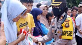  
Kapolres Tebo, AKBP Fitria Mega, M.Psi Ketika Menberikan Bantuan pada Korban Kebarakan yang menghanguskan 24 kios di Pasar Unit 5, Desa Tegal Arum, Kecamatan Rimbo Bujang, Kabupaten Tebo, pada Jum’at (11/02/22). FOTO : Humas Polri
