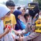  
Kapolres Tebo, AKBP Fitria Mega, M.Psi Ketika Menberikan Bantuan pada Korban Kebarakan yang menghanguskan 24 kios di Pasar Unit 5, Desa Tegal Arum, Kecamatan Rimbo Bujang, Kabupaten Tebo, pada Jum’at (11/02/22). FOTO : Humas Polri
