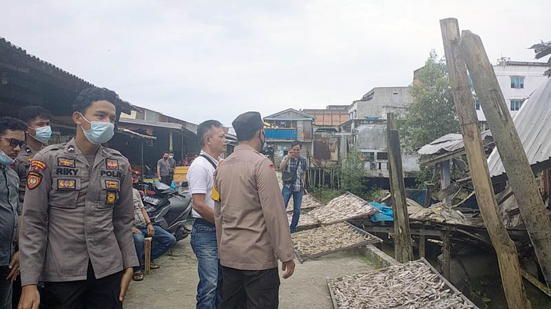 FOTO : Kapolres Tanjab Barat AKBP Guntur Saputro, S.IK, MH Ketika Meninjau bangunan eks Pasar Kuatik Kuala Tungkal yang Ambruk, Jumat (27/11/20).