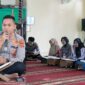 Kapolres Tanjung Jabung Barat AKBP Padli, SH, SIK, MH memimpin kegiatan tadarusan one day one juz Al-Qur'an Bulan Ramadhan, Jum'at (24/3/23). FOTO : Humas