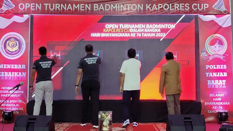 Kegiatan Open Turnamen Badminton Kapolres Cup HUT Bhayangkara ke-76 Tahun 2022 di Hall Sarja Arya Racana Mapolres, Minggu (12/6/22). FOTO : LT
