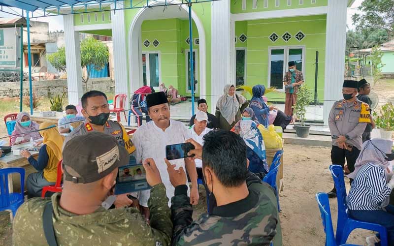 Kapolres Muaro Jambi AKBP Yuyan Priatmaja Saat Tinjau Gerakan 1 Juta Vaksinasi Kementrian Agama di MWC NU Sungai Bahar, Sabtu (23/4/22).