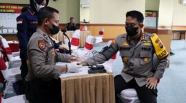 Kapolresta Jambi Kombes Pol Eko Wahyudi SIK MH Saat Mengikuti vaksinasi lanjutan booster di Polresta Jambi di gedung sementara Hotel Ratu Resident, Kamis (24/2/22).