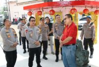 Kapolresta Jambi Kombes Pol Boy Sutan Binaga Siregar Kunjungi Beberapa Vihara di Kota Jambi Untuk Pastikan Situasi Kambtibmas Kondusif saat Perayaan Imlek. [FOTO : HMS/Viryzha]