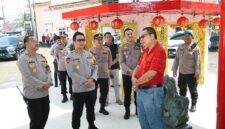 Kapolresta Jambi Kombes Pol Boy Sutan Binaga Siregar Kunjungi Beberapa Vihara di Kota Jambi Untuk Pastikan Situasi Kambtibmas Kondusif saat Perayaan Imlek. [FOTO : HMS/Viryzha]