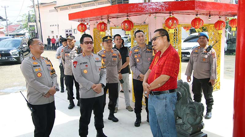 Kapolresta Jambi Kombes Pol Boy Sutan Binaga Siregar Kunjungi Beberapa Vihara di Kota Jambi Untuk Pastikan Situasi Kambtibmas Kondusif saat Perayaan Imlek. [FOTO : HMS/Viryzha]