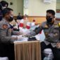 Kapolresta Jambi Kombes Pol Eko Wahyudi SIK MH Saat Mengikuti vaksinasi lanjutan booster di Polresta Jambi di gedung sementara Hotel Ratu Resident, Kamis (24/2/22).