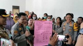 Kapolresta Jambi Kombes Pol Eko Wahyudi Saat Bersama Emak-Emak Viral di RT 05 Kelurahan Rawasari, Kota Jambi yang merupakan lokasi eks lokalisasi Payo Sigadung, Selasa (25/7/23). FOTO : Dhea