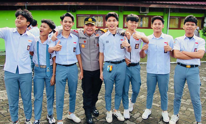 Kapolresta Jambi Kombes Pol. Boy Sutan Binanga Siregar, SIK, MH Berfoto dengan Siswa SMAN 1 Kota Jambi. FOTO : Viryzha