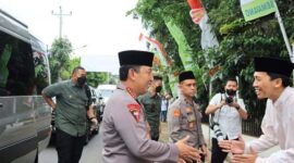 Kapolri Jenderal Listyo Sigit Prabowo bersama Mabinas PB PMII Mahbub Zaki saat bersilaturahmi ke kediaman Habib Umar Muthohar di Pondok Pesantren Al Madinah Cepoko, Gunungpati, Semarang, Sabtu (29/10/22).(KOMPAS.COM/Titis Anis Fauziyah)
