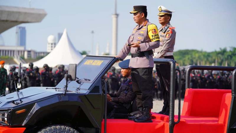 Kapolri Jenderal Listyo Sigit Prabowo pada Apel Gelar Pasukan Operasi Ketupat Tahun 2023 di Lapangan Silang Monas, Jakarta Pusat, Senin (17/4/23). FOTO : Detik.com