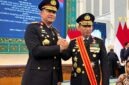 Jenderal Polisi Suyudi Ario Seto (kiri), melakukan salam komando dengan mantan Kapolri Jenderal Polisi Listyo Sigit Prabowo (kanan) usai upacara pelantikan pejabat negara di Istana Negara, Jakarta, Kamis (1/10/2026). (FOTO : Dok. harianSIB.com)