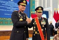 Jenderal Polisi Suyudi Ario Seto (kiri), melakukan salam komando dengan mantan Kapolri Jenderal Polisi Listyo Sigit Prabowo (kanan) usai upacara pelantikan pejabat negara di Istana Negara, Jakarta, Kamis (1/10/2026). (FOTO : Dok. harianSIB.com)