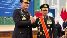 Jenderal Polisi Suyudi Ario Seto (kiri), melakukan salam komando dengan mantan Kapolri Jenderal Polisi Listyo Sigit Prabowo (kanan) usai upacara pelantikan pejabat negara di Istana Negara, Jakarta, Kamis (1/10/2026). (FOTO : Dok. harianSIB.com)