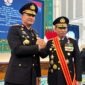 Jenderal Polisi Suyudi Ario Seto (kiri), melakukan salam komando dengan mantan Kapolri Jenderal Polisi Listyo Sigit Prabowo (kanan) usai upacara pelantikan pejabat negara di Istana Negara, Jakarta, Kamis (1/10/2026). (FOTO : Dok. harianSIB.com)