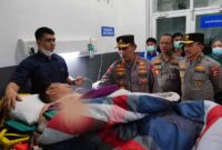 Kapolri Jenderal Listyo Sigit Prabowo Saat Membesuk Kapolda Jambi Irjen Pol Rusdi Hartono di RS Bhayangkara Jambi. [FOTO : Hms/Dhea]