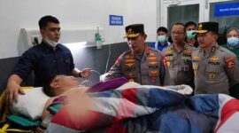 Kapolri Jenderal Listyo Sigit Prabowo Saat Membesuk Kapolda Jambi Irjen Pol Rusdi Hartono di RS Bhayangkara Jambi. [FOTO : Hms/Dhea]