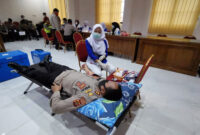 FOTO : Kapolres Tanjung Jabung Barat AKBP Guntur Saputo S.IK, MH saat Donor Darah HUT Bhayangkara ke 74, Rabu (24/06/20)