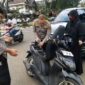 Kapolsek Jelutung IPTU Al Imron Saat Menunag BBM ke Tangki Motor Seorang Ibu Guru yang Kehabisan BBM. FOTO : ISt
