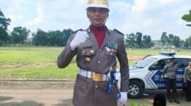 Kapolsek Maro Sebo IPTU Wiwik Utomo Saat Menjadi Komandan Upacara HUT RI ke-77 di halaman Kantor Bupati Muaro Jambi, Rabu,(17/8/22). FOTO : Noval
