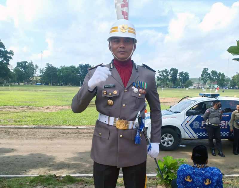 Kapolsek Maro Sebo IPTU Wiwik Utomo Saat Menjadi Komandan Upacara HUT RI ke-77 di halaman Kantor Bupati Muaro Jambi, Rabu,(17/8/22). FOTO : Noval