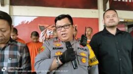 Wakapolresta Jambi AKBP Rully Andi didampingi Kasat Reskrim Kompol Afrito Marbaro Saat Pres Rilis, Selasa (28/3/23). FOTO : Dhea