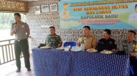 FOTO : Kapolsek Sadu Polres Tanjung Jabung Timur IPTU Wahyu Seno Jatmiko, SH Saat Menyampaikan Sambutan pada Acara Tatap Muka dan Sosialisasi Pencegahan Kebakaran Hutan dan Lahan di Aula Balai Desa Sungai Jambat Kecamatan Sadu, Senin (17/02/20).