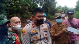 Kapolsek Sungai Gelam IPDA Yohanes Candra Ketika Diwawancarai Wartawan di Lokasi Pemblokiran Jalan, Selasa (25/1/22). FOTO : Noval